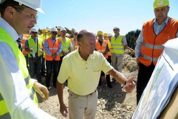 Băsescu: Protestul anti-Roşia este curat. Soros nu trimite ONG-urile în stradă